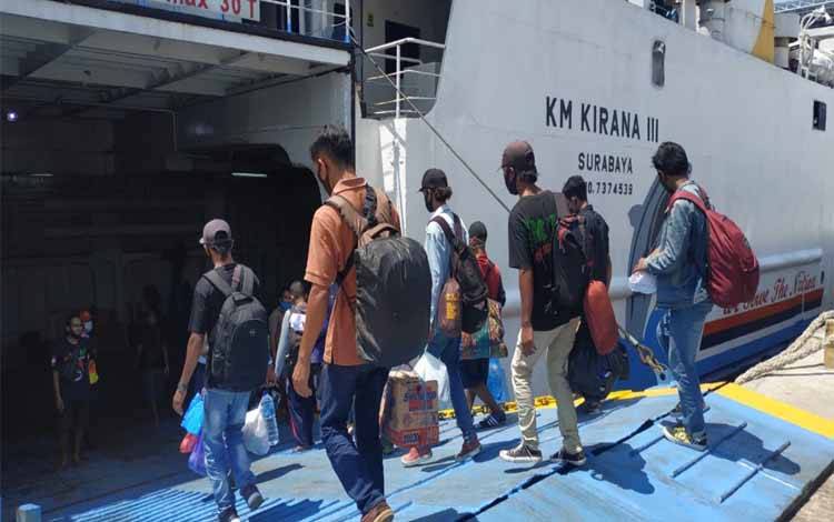Sejumlah penumpang saat masuk ke dalam KM Kirana III yang berangkat menuju ke Surabaya