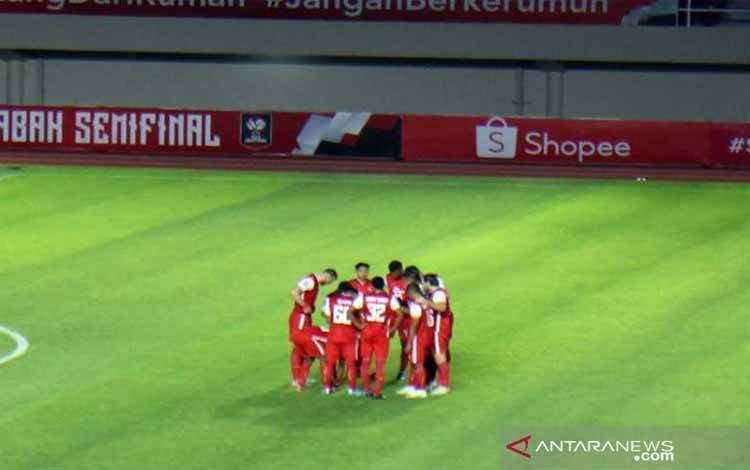 Tim Persija Jakarta saat persiapan sebelum pertandingan melawan PSM Makassar pada babak semifinal leg kedua Piala Menpora 2021 di Stadion Manahan, Solo, pada Minggu (18/4/2021)