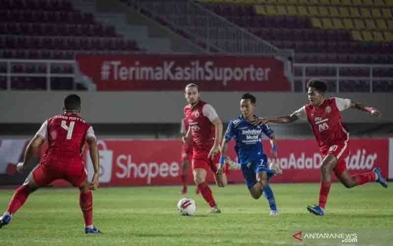 Pemain Persib Bandung Beckham Putra (kedua kanan) berusaha melewati pemain Persija Jakarta Baif Fatari (kanan) dan Marc Klok (ketiga kanan) pada pertandingan leg dua Final Piala Menpora di Stadion Manahan, Solo, Jawa Tengah, Minggu (25/4/2021). (foto : ANTARA FOTO/Mohammad Ayudha)