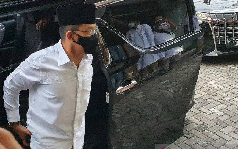 Wakil Ketua Umum DPP Partai Gerindra, Sugiono saat tiba di kantor DPD Partai Gerindra Jawa Tengah. (foto : ANTARA/Wisnu Adhi)