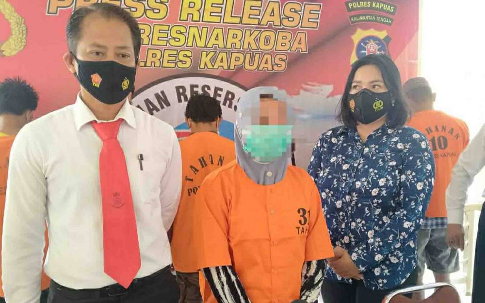 Kasatresnarkoba Polres Kapuas, Iptu Subandi dalam pers rilis pengungkapan narkoba pada Senin, 26 April 2021.