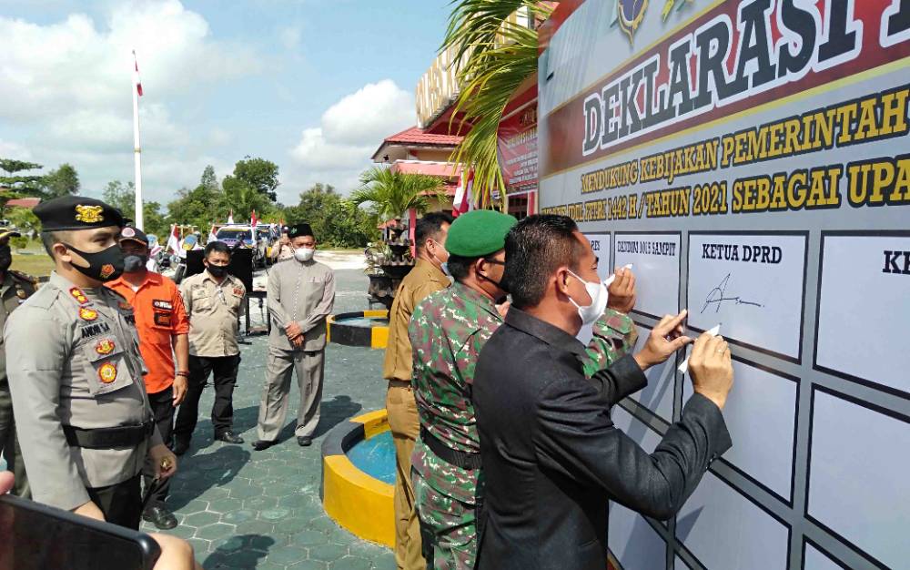 Ketua DPED Katingan Marwan Susanto saat melakukan penandatanganan mendukung pemerintah meniadakan mudik hari raya