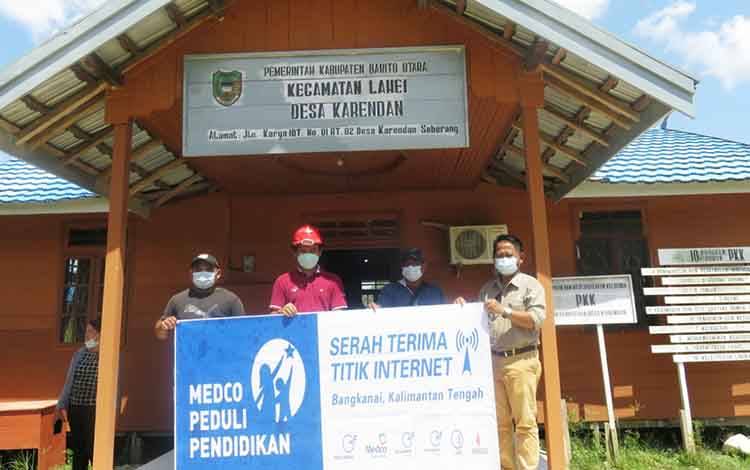 Penyerahan titik internet oleh Lead Pasec & General Services sebagai perwakilan Medco E&P kepada Sekretaris Desa Karendan Paldi di Kantor Desa Karendan.