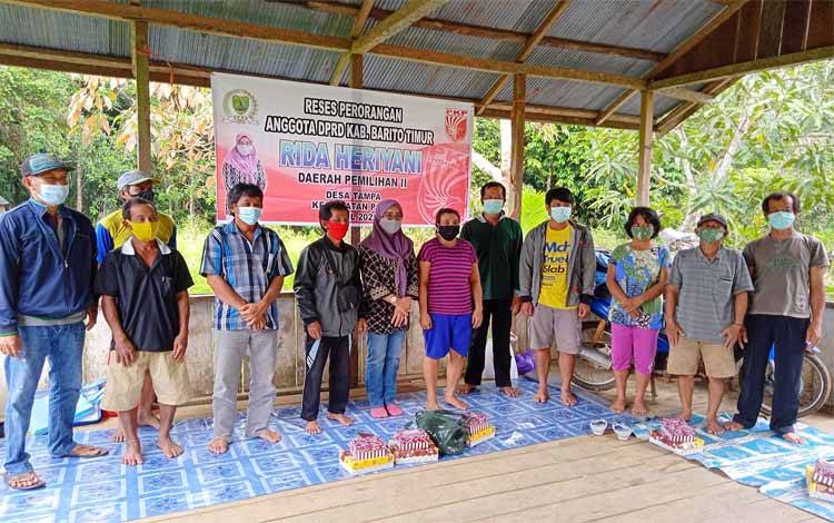 Anggota DPRD Barito Timur dari PKPI, Rida Heriyani berfoto bersama warga Rantau Pusi saat kunjungan reses