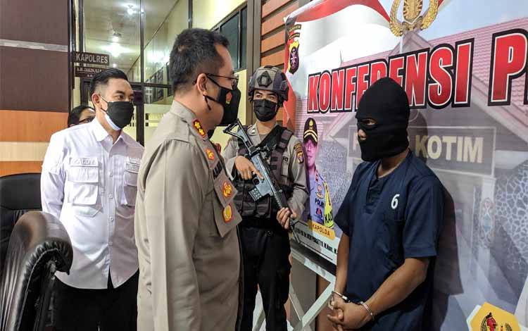 Kapolres Kotim AKBP Abdoel Harris Jakin mengintrogasi pelaku pembunuhan paman di Pasar Keramat Sampit