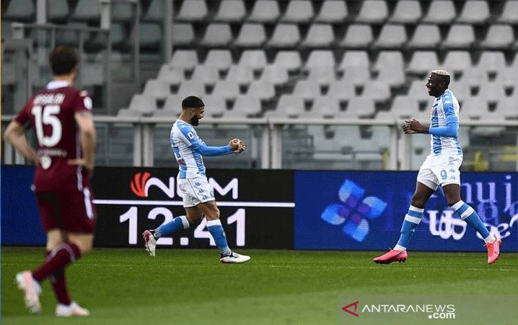 Penyerang Napoli Victor Osimhen (kanan) melakukan selebrasi bersama Lorenzo Insigne seusai mencetak gol kedua timnya ke gawang Torino dalam lanjutan Liga Italia di Stadion Olimpico Grande, Turin, Italia, Senin (26/4/2021) waktu setempat. (ANTARA/REUTERS/SIPA USA/Nicolo Campo)
