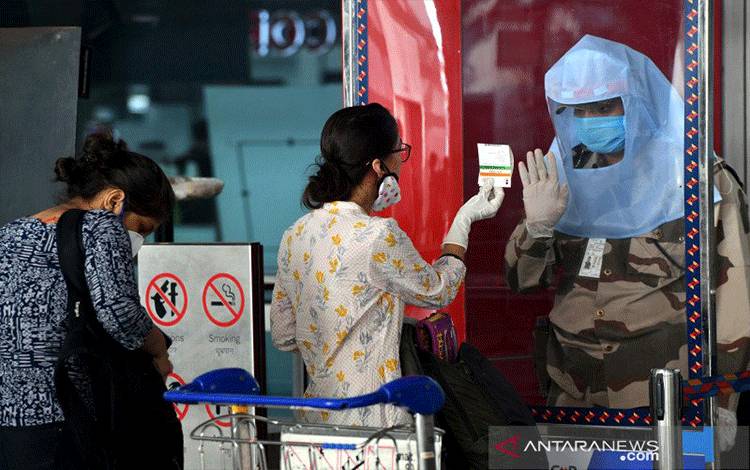 Seorang petugas keamanan (kanan) bertugas di Bandara Internasional Indira Gandhi di New Delhi, India, Senin (25/5/2020). ANTARA FOTO/Xinhua/Partha Sarkar/pras.