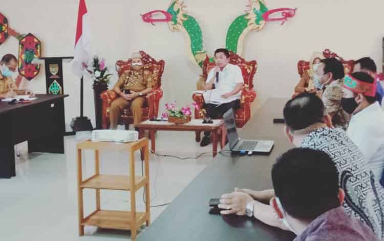 Kepala Disbudpar Kalteng, Guntur Talajan saat menerima kunjungan dari Anggota Legislatif Kabupaten Kotabaru, Kalsel. Selasa, 27 April 2021.