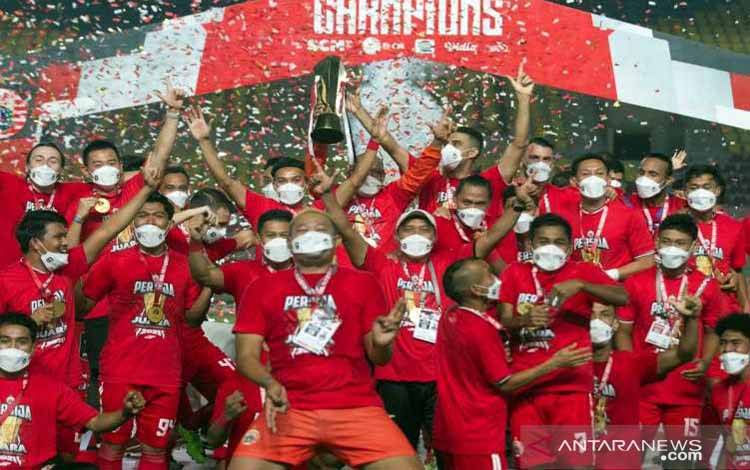 Tim Persija Jakarta usai menerima Piala Menpora 2021 yang Stadion Manahan Solo, Minggu (25/4/2021) malam