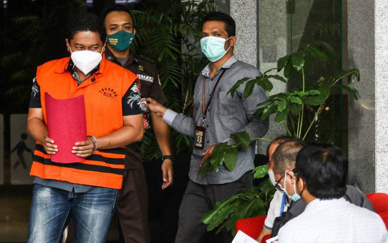 Tersangka penyidik KPK Stepanus Robin Pattuju (kiri) berjalan usai menjalani pemeriksaan perdana di Gedung Merah Putih KPK, Jakarta, Senin (26-4-2021)