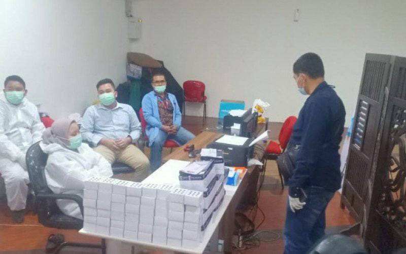 Layanan rapid test di Bandara Internasional Kualanamu di Deli Serdang, Sumatera Utara digerebek polisi pada Selasa, terkait adanya dugaan pemalsuan proses rapid test antigen. (foto : ANTARA/HO)