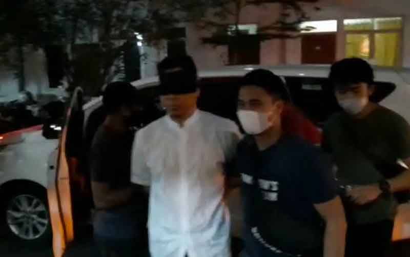 Munarman tiba di Rutan Narkoba Polda Metro Jaya pada Selasa malam (27/4/2021) dikawal oleh petugas kepolisian. (foto : ANTARA/HO-istimewa)