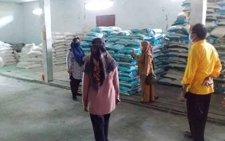 Tim gabungan saat melakukan pengecekan ketersediaan bahan pokok di salah satu gudang distributor di Kuala Pembuang.