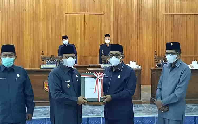  Wabup Kobar Ahmadi Riansyah serahkan 3 Raperda ke Ketua DPRD Kobar M Rusdi Gozali didampingi wakil ketua.
