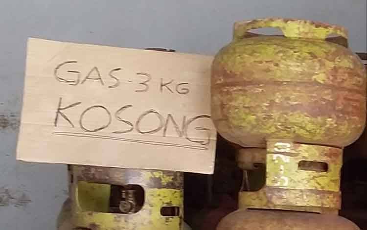 Pedagang di Tamiang Layang memasang tulisan yang menandakan gas elpiji 3 kilo gram kosong