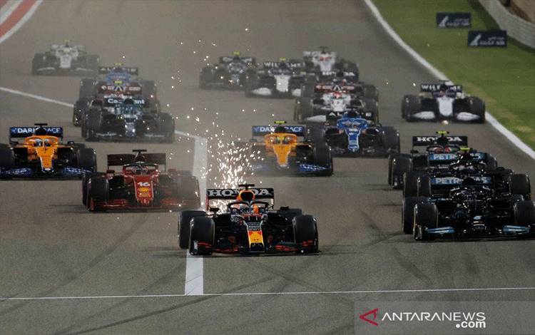 Ilustrasi: Pebalap Red Bull Max Verstappen memimpin pada permulaan kejuaraan balap mobil Formula Satu F1 GP Bahrain di Sirkuit Internasional Bahrain di Sakhir, Bahrain, Minggu (28/3/2021). ANTARA FOTO/REUTERS/Hamad I Mohammed/AWW/djo