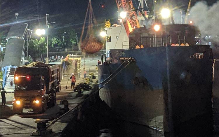 Sejumlah pekerja saat saat bertugas bongkar muat di Pelabuhan Sampit.