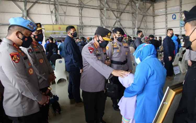 Kapolri Jenderal Pol Listyo Sigit Prabowo menyapa keluarga prajurit KRI Nanggala 402, di Hanggar Pangkalan Udara TNI Angkatan Laut (Lanudal) Juanda, Surabaya, Jawa Timur, Kamis (29/4/2021)