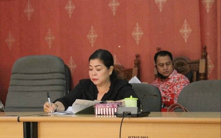 Ketua Komisi B DPRD Palangka Raya, Nenie A Lambunh.