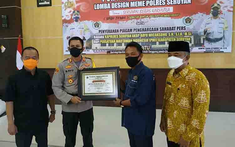Kapolres Seruyan AKBP Bayu Wicaksono saat menerima penghargaan Sahabat Pers dari PWI Kabupaten Seruyan