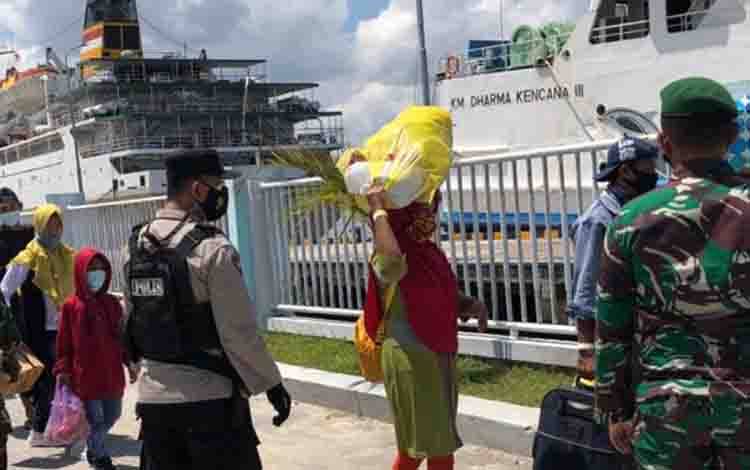 Kegiatan pengaturan penumpang di Pelabuhan Panglima Utar Kecamatan Kumai