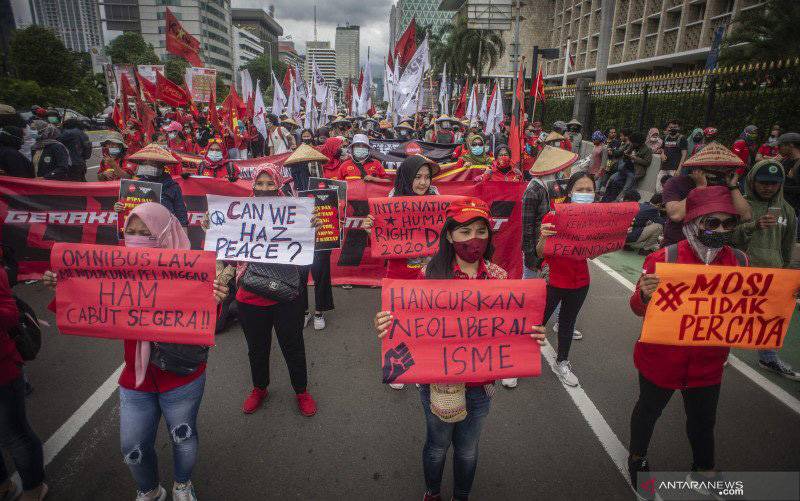 Sejumlah buruh melakukan aksi unjuk rasa di kawasan Patung Kuda Arjuna Wiwaha, Jakarta, Kamis (10/12/2020). Aksi tersebut dalam rangka memperingati Hari Hak Asasi Manusia (HAM) Internasional tahun 2020. (foto : ANTARA FOTO/Aprillio Akbar/rwa)
