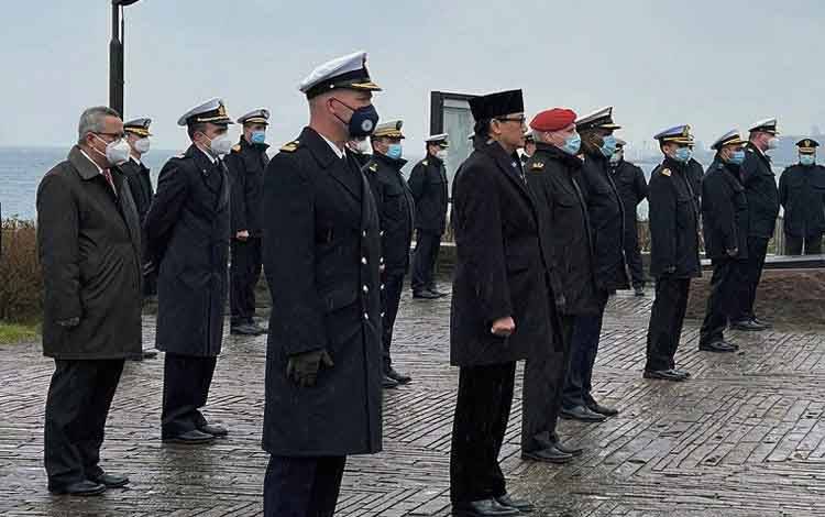 Upacara penghormatan terakhir bagi kru kapal selam KRI Nanggala 402 oleh asosiasi awak kapal selama Jerman di Monumen Kapal Selam di Nltenort Heikendorf, Jerman pada Kamis (29/4/2021)