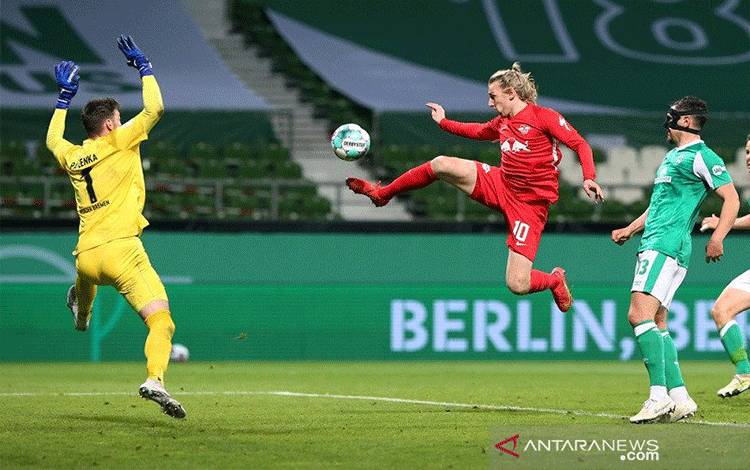 Penyerang RB Leipzig Emil Forsberg (tengah) mencetak gol penentu kemenangan atas Werder Bremen dalam semifinal Piala DFB Pokal di Stadion wohninvest, Bremen, Jerman, Jumat (30/4/2021) waktu setempat. (ANTARA/REUTERS/POOL/Cathrin Mueller)