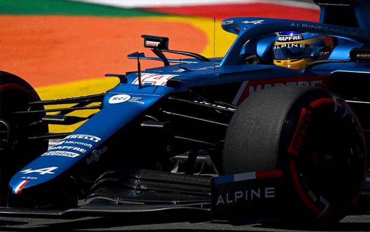 Pebalap tim Alpine Fernando Alonso menjalani sesi latihan bebas kedua Grand Prix Portugal, Sirkuit Algarve, Portimao, Jumat (30/4/2021) (AFP/Gabriel Bouys)