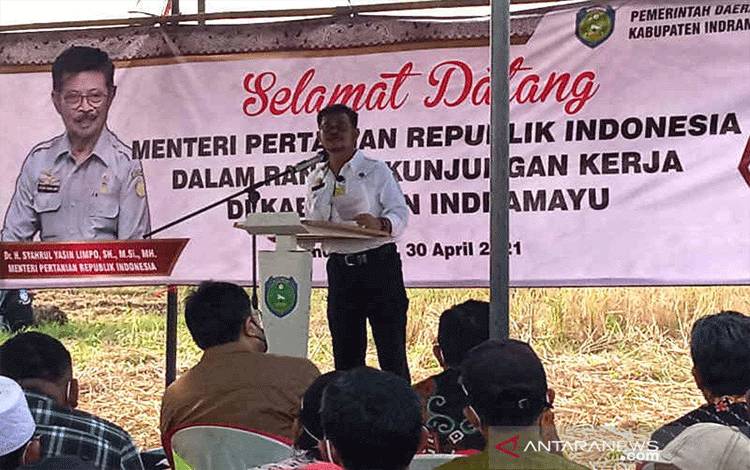 Menteri Pertanian Syahrul Yasin Limpo memberikan sambutan saat menyerahkan bantuan presiden berupa alat dan mesin pertanian (alsintan) untuk kelompok tani di Indramayu, Jawa Barat, Jumat (30/4/2021). ANTARA/Khaerul Izan