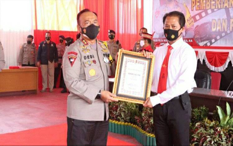Kasatresnarkoba Polres Kapuas Iptu Subandi saat menerima piagam penghargaan dari Kapolda Kalteng Irjen Pol Dedi Prasetyo.