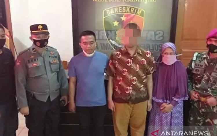 HH pemilik akun facebook "Kholip Ajaw" (menggunakan kemeja batik) terduga penghina TNI didampingi keluarganya di Mapolres Sukabumi, Sabtu (1/5/2021)