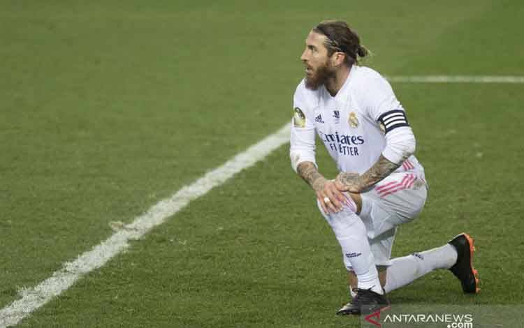 Pemain bertahan Real Madrid Sergio Ramos saat turun menghadapi Athletic Bilbao di La Rosaleda Stadium Malaga, 14 Januari 2021