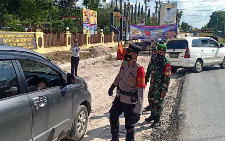 Petugas Pos Penyekatan Larangan Mudik di Simpang Runtu berhentikan sejumlah pengendara yang akan melintas