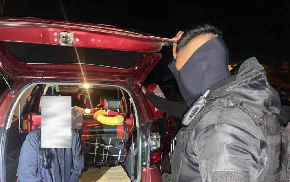 Tim Raimas Back Bone Ditsamapta Polda Kalteng saat mempergoki sepasang pria dan wanita diduga mesum di dalam mobil