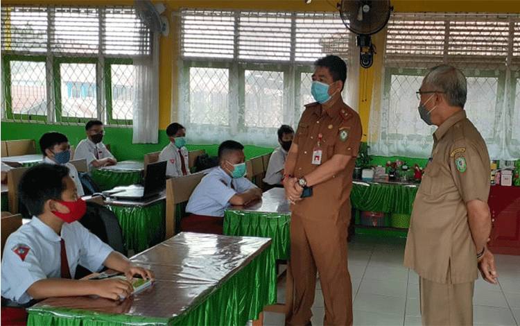 Kepala Dinas Pendidikan Kotim Suparmadi, saat melihat pembelajaran di tengah pandemi Covid-19.