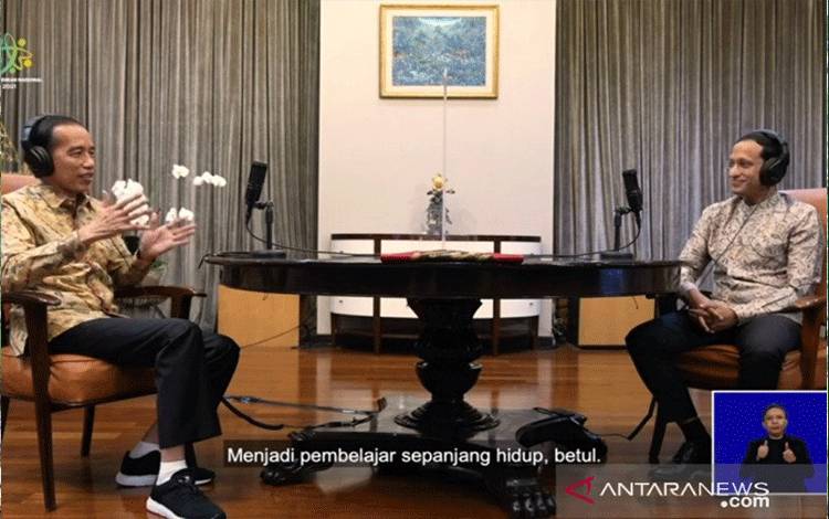 Sesi podcast Presiden RI Joko Widodo dan Mendikbudristek Nadiem Anwar Makarim yang dipantau secara daring bertepatan dengan Hari Pendidikan Nasional, di Jakarta, Ahad (2/5/2021). (ANTARA/ Zubi Mahrofi)