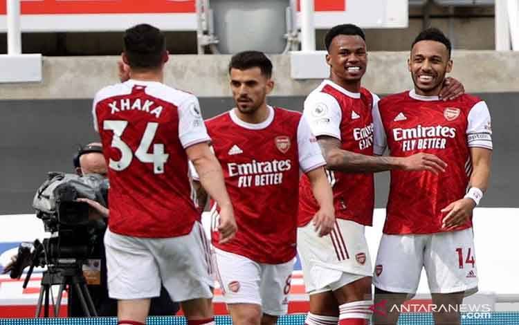 Penyerang sekaligus kapten Arsenal Pierre-Emerick Aubameyang (kanan) melakukan selebrasi bersama rekan-rekannya seusai mencetak gol ke gawang Newcastle United dalam lanjutan Liga Inggris di Stadion St. James' Park, Newcastle, Inggris, Minggu (2/5/2021)