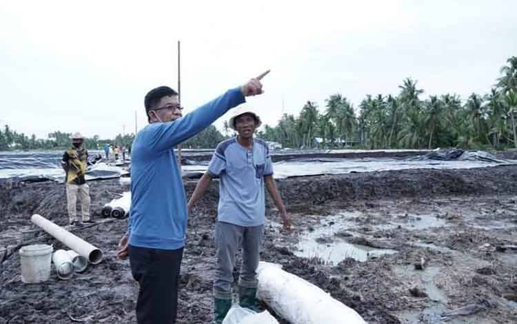 Wabup Sukamara, Ahmadi meninjau pembangunan tambak udang vaname