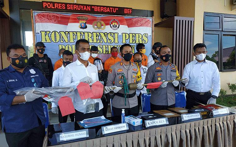 Kapolres Seruyan AKBP Bayu Wicaksono, saat memperlihatkan timbangan yang digunakan para tersangka untuk menghabisi nyawa korban.