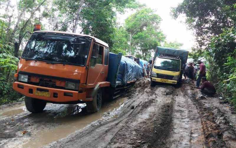 Sejumlah truk kesulitan saat melintasi jalan trans Kalimantan Poros Tengah dari Buntok-Kalahien, Kabupaten Barito Selatan. (foto : ANTARA/HO-Dokumentasi Achmad Rasyid)
