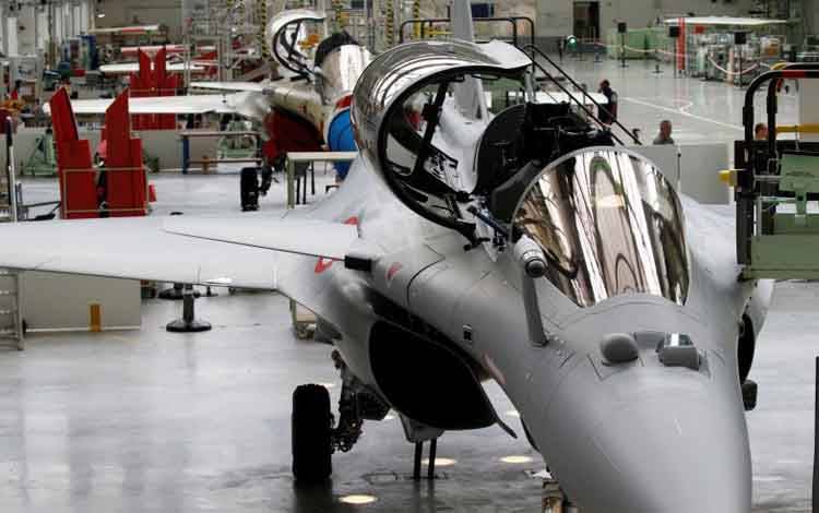 Suasana di bagian perakitan jet tempur Rafale untuk Angkatan Udara India di pabrik produsen pesawat Prancis Dassault Aviation di Merignac dekat Bordeaux, Prancis, Selasa (8/10/2019)