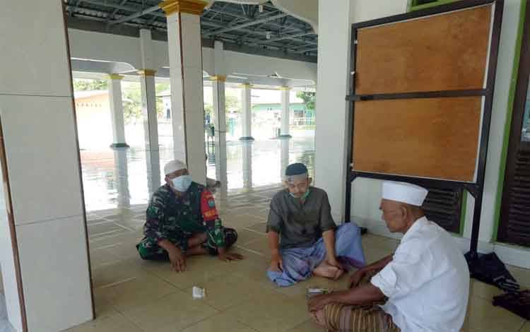 Babinsa Koramil 04 Tumbang Talaken Serda Muhammad Komsos bersama tokoh agama 