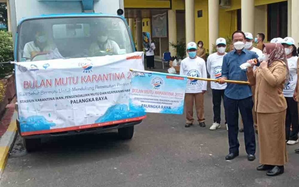 Bupati Kobar Nurhidayah bersama anggota Komisi IV DPR RI Bambang Purwanto meleoas keberangkatan mobil yang mengangkut 1000npaket ikan olahan yang akan dibagikan oada masyarakat diwilayah rawan stunting di Kobar, Selasa, 4 Mei 2021