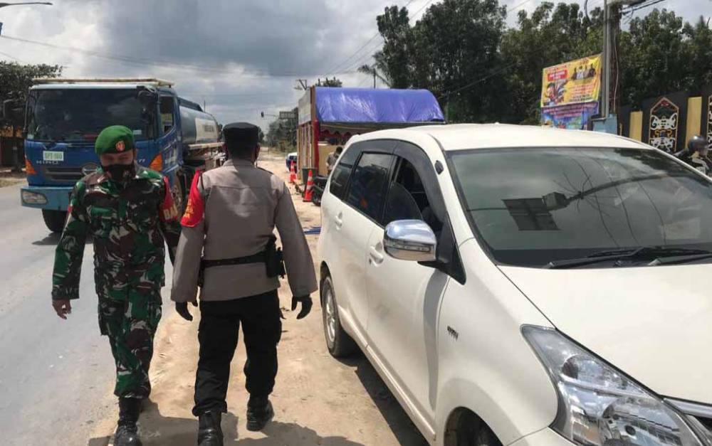 Petugas gabungan mulai aktif berjaga di Pos Penyekatan arus mudik/balik lintas kabupaten di Simpang Runtu.