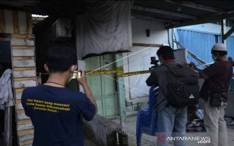 Sejumlah wartawan mengambil gambar bekas markas Front Pembela Islam (FPI), usai digeledah Tim Densus 88 Antiteror, di Makassar, Sulawesi Selatan, Selasa (4/5/2021)