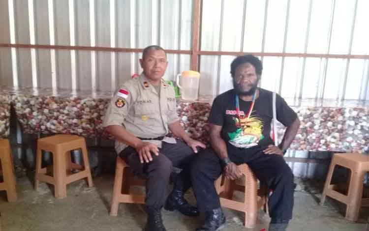 Personel Satgas Binmas Noken Polri bersama Abelom Kogoya selaku Kepala Suku Kampung Kimak, Distrik Ilaga Utara, Kabupaten Puncak