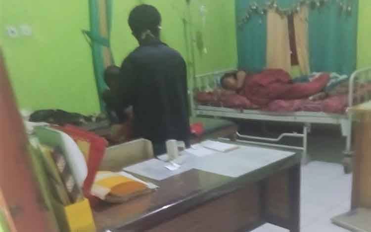 Beberapa warga yang mengalami keracunan sedang menjalani perawatan medis di Puskesmas Mano, Kabupaten Manggarai Timur, Nusa Tenggara Timur