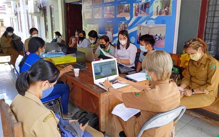 Pembahasan APBDes perubahan di aula Kantor Camat Dusun Timur