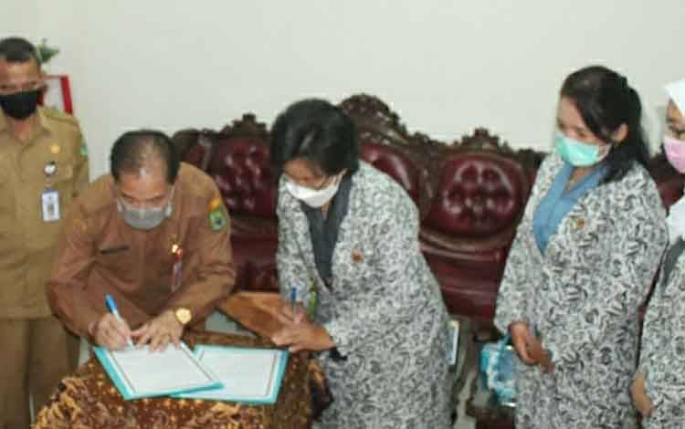 Plt Kepala Disdukcapil Kapuas, Sipie S Bungai saat tandatangani MoU dengan IBI Kapuas.